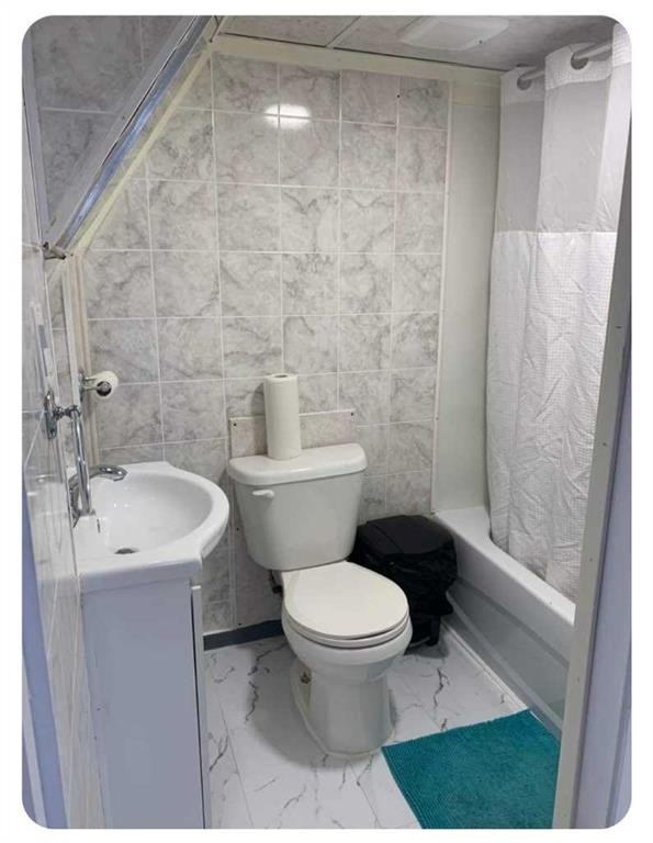 4916-58 Avenue, High Prairie, AB - Indoor Photo Showing Bathroom