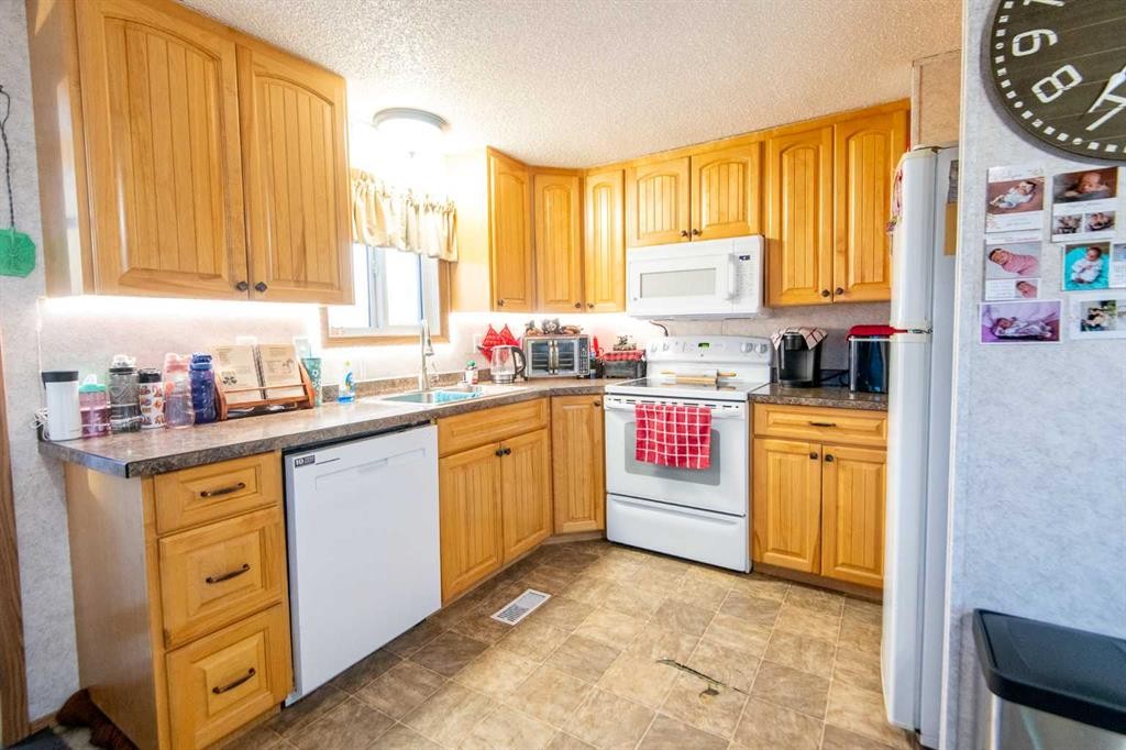 107336 Range Road 135, Rural Mackenzie County, AB - Indoor Photo Showing Kitchen