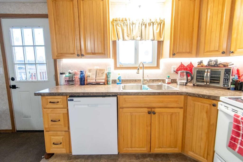 107336 Range Road 135, Rural Mackenzie County, AB - Indoor Photo Showing Kitchen With Double Sink