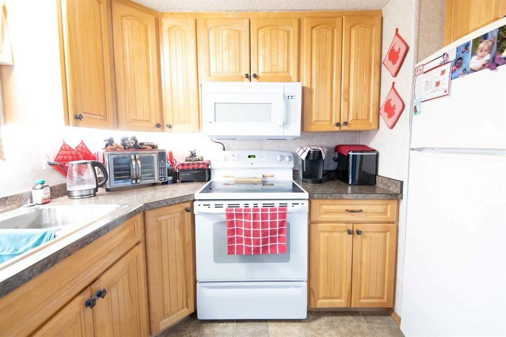 107336 Range Road 135, Rural Mackenzie County, AB - Indoor Photo Showing Kitchen