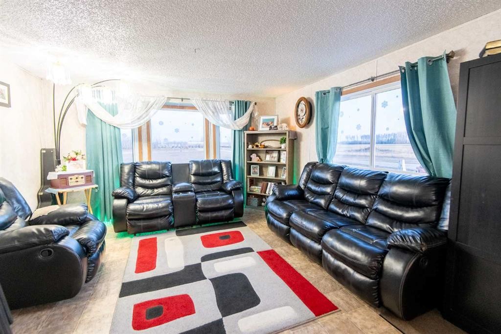 107336 Range Road 135, Rural Mackenzie County, AB - Indoor Photo Showing Living Room