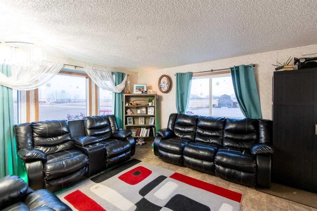 107336 Range Road 135, Rural Mackenzie County, AB - Indoor Photo Showing Living Room