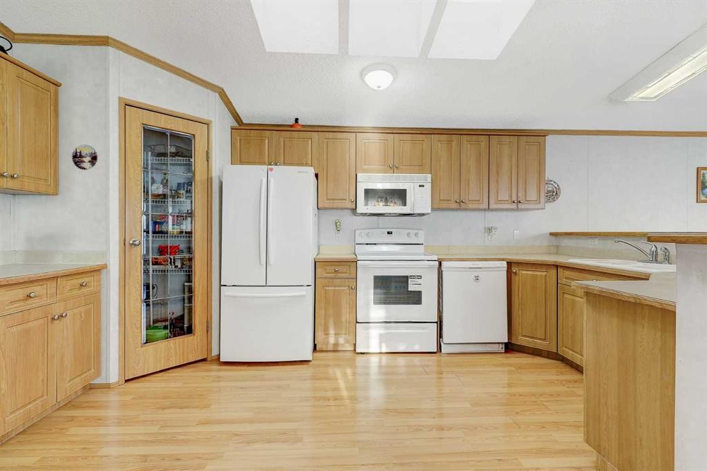 12134 97B Street, Grande Prairie, AB - Indoor Photo Showing Kitchen