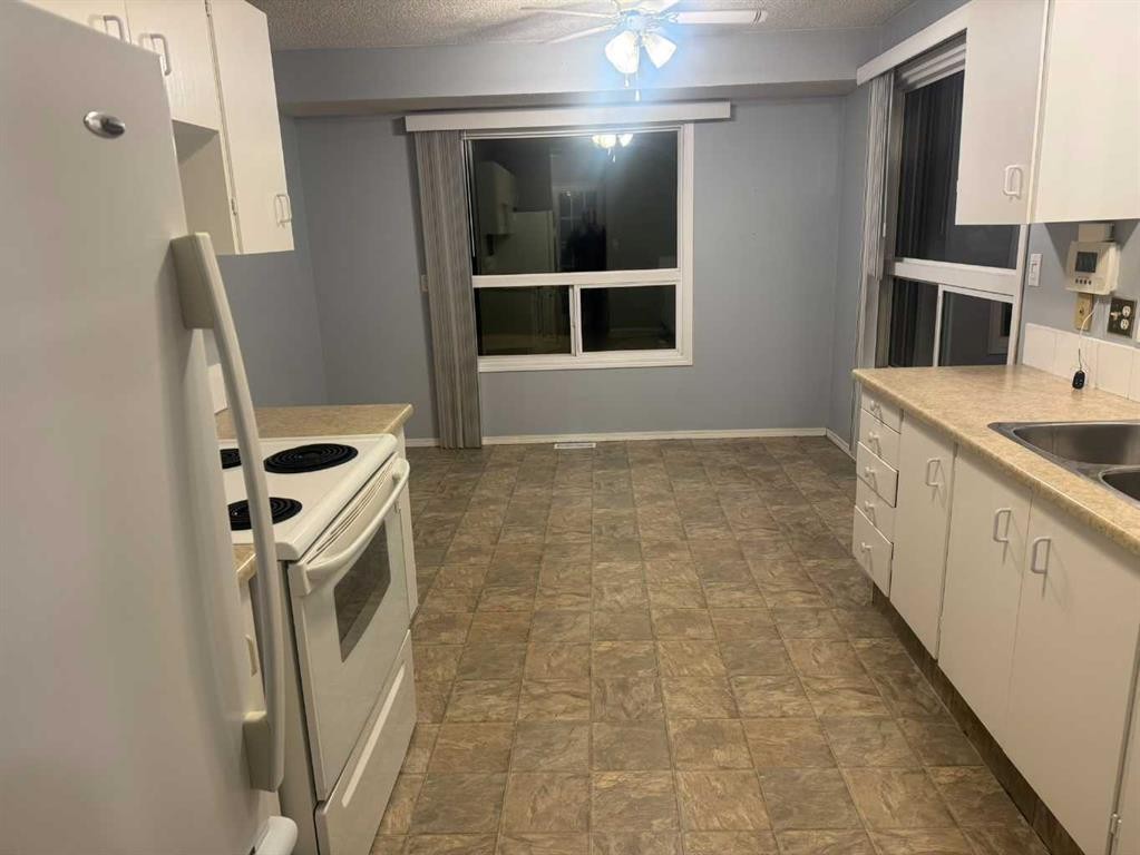 4317 54 Street, Grimshaw, AB - Indoor Photo Showing Kitchen