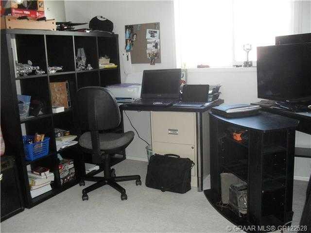 902 2B Street Se, Manning, AB - Indoor Photo Showing Office