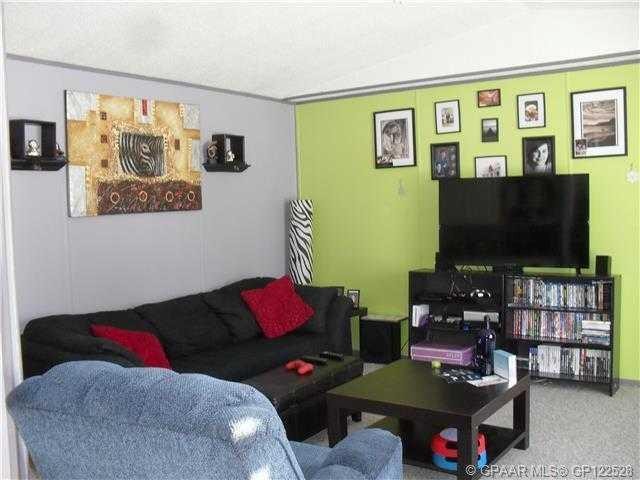 902 2B Street Se, Manning, AB - Indoor Photo Showing Living Room