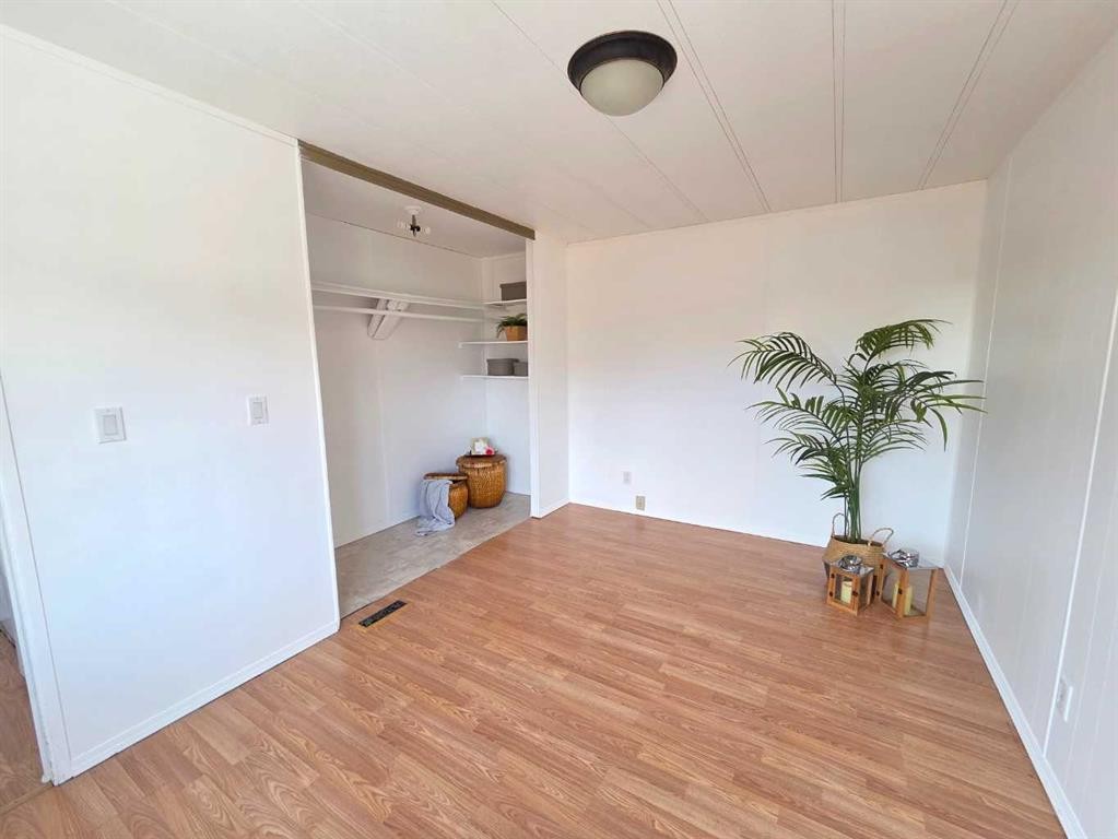 9707 104 Avenue, Clairmont, AB - Indoor Photo Showing Other Room