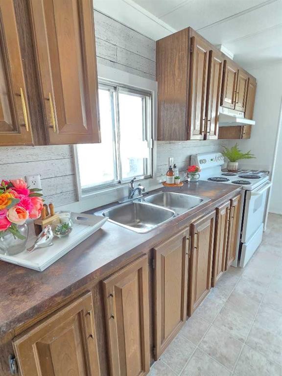 9707 104 Avenue, Clairmont, AB - Indoor Photo Showing Kitchen With Double Sink