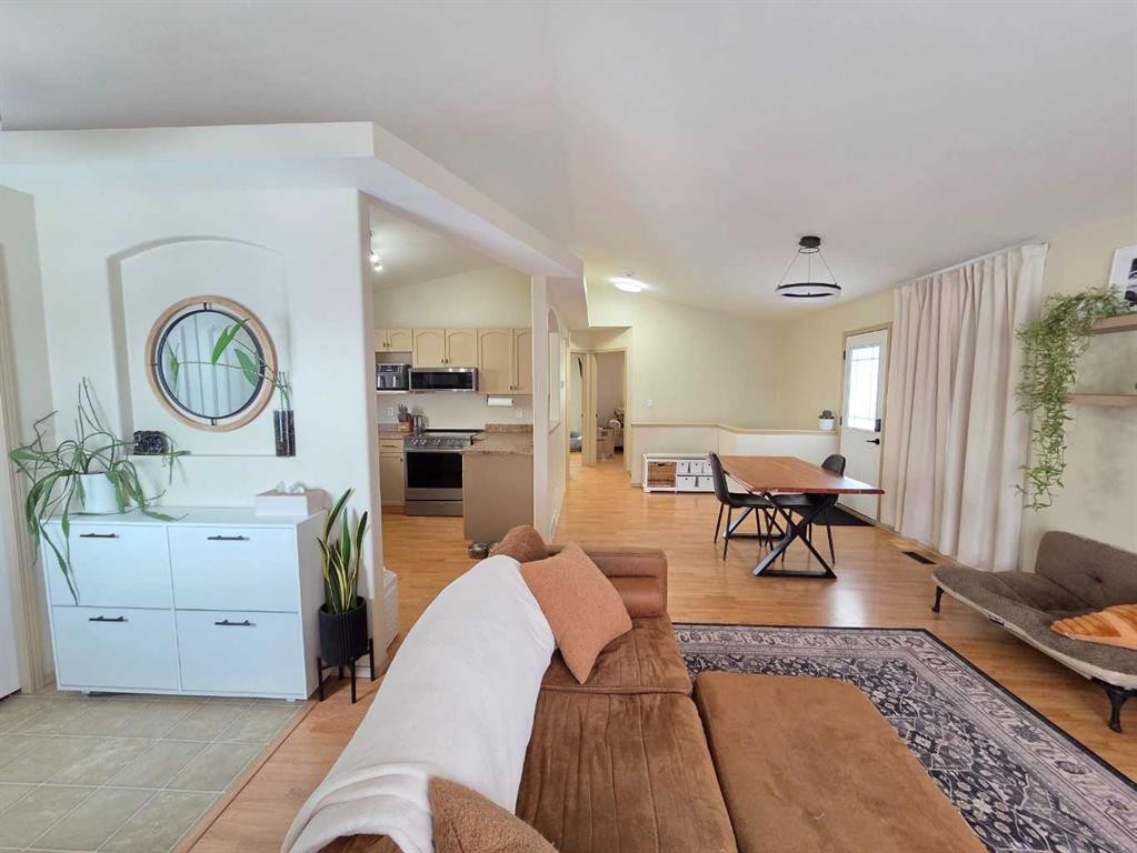 58 Pinnacle Crossing, Grande Prairie, AB - Indoor Photo Showing Living Room