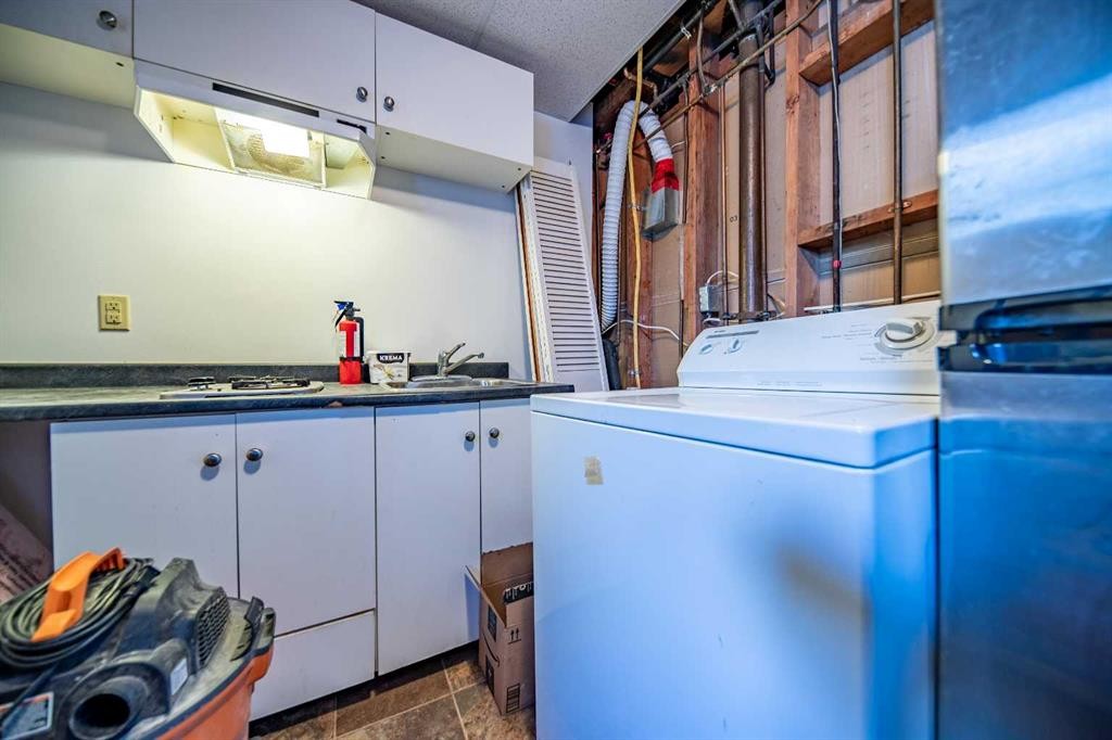 10226 111 Avenue, Grande Prairie, AB - Indoor Photo Showing Laundry Room