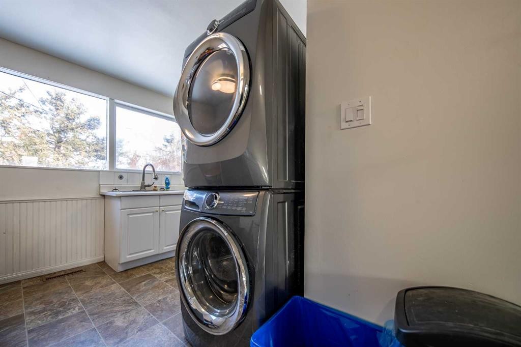 10226 111 Avenue, Grande Prairie, AB - Indoor Photo Showing Laundry Room