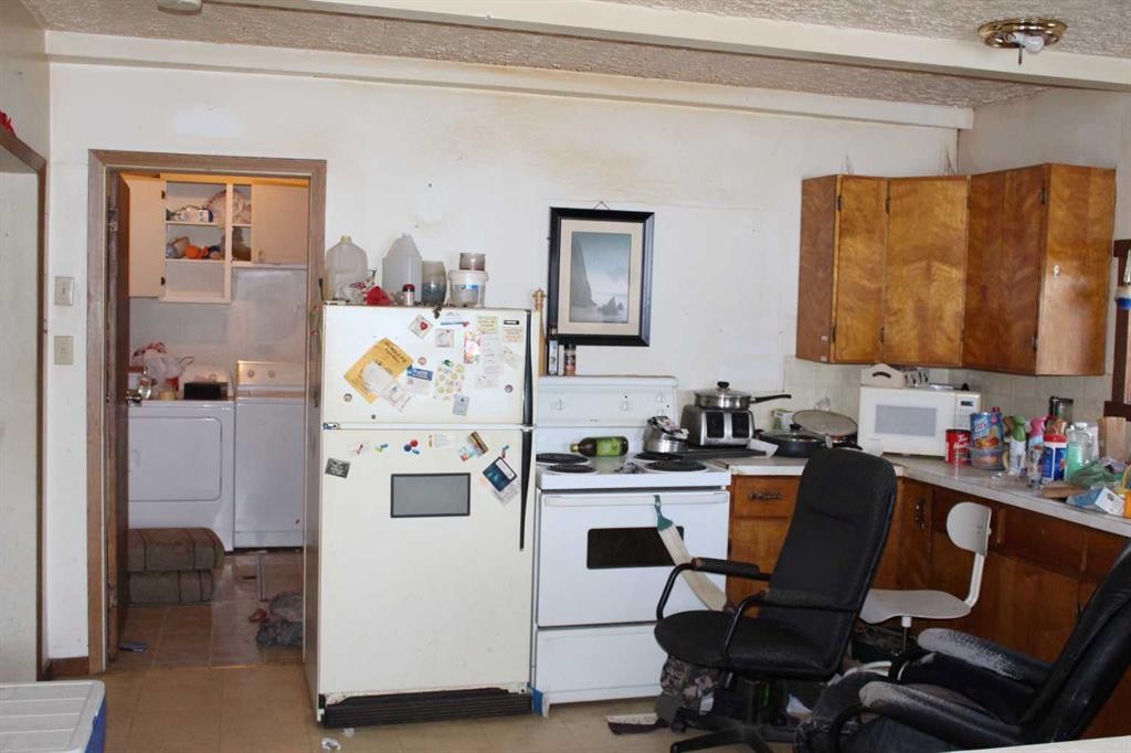 304 8 Avenue Se, Manning, AB - Indoor Photo Showing Kitchen