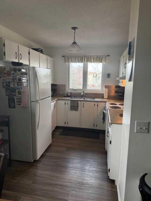 11510 Manning, Grande Cache, AB - Indoor Photo Showing Kitchen
