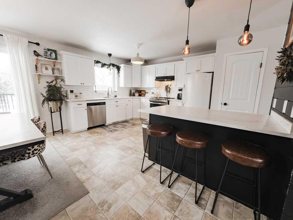 9606 107, La Crete, AB - Indoor Photo Showing Kitchen