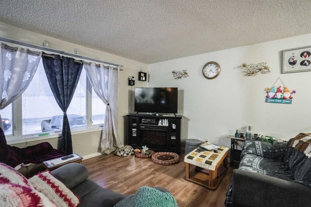 4301 50 Ave, Grimshaw, AB - Indoor Photo Showing Living Room