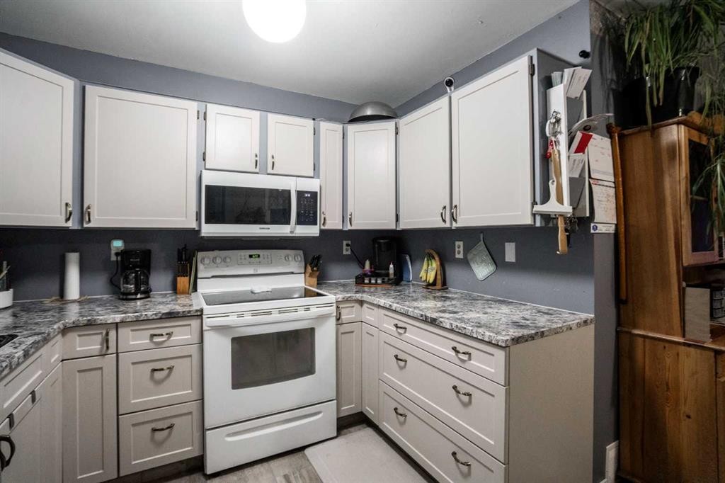 4301 50 Ave, Grimshaw, AB - Indoor Photo Showing Kitchen