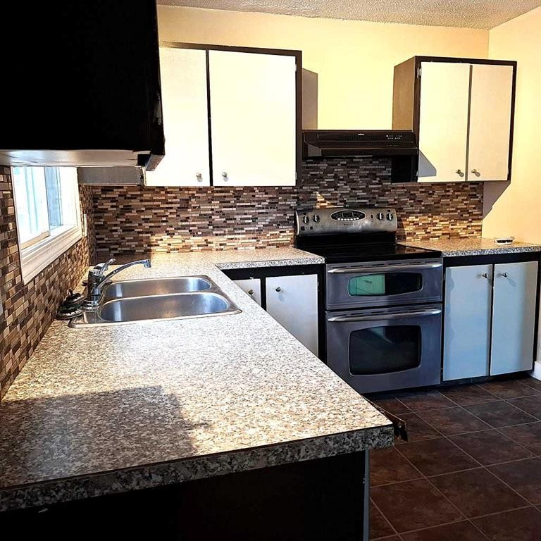 10918 97 Avenue, Grande Cache, AB - Indoor Photo Showing Kitchen With Double Sink