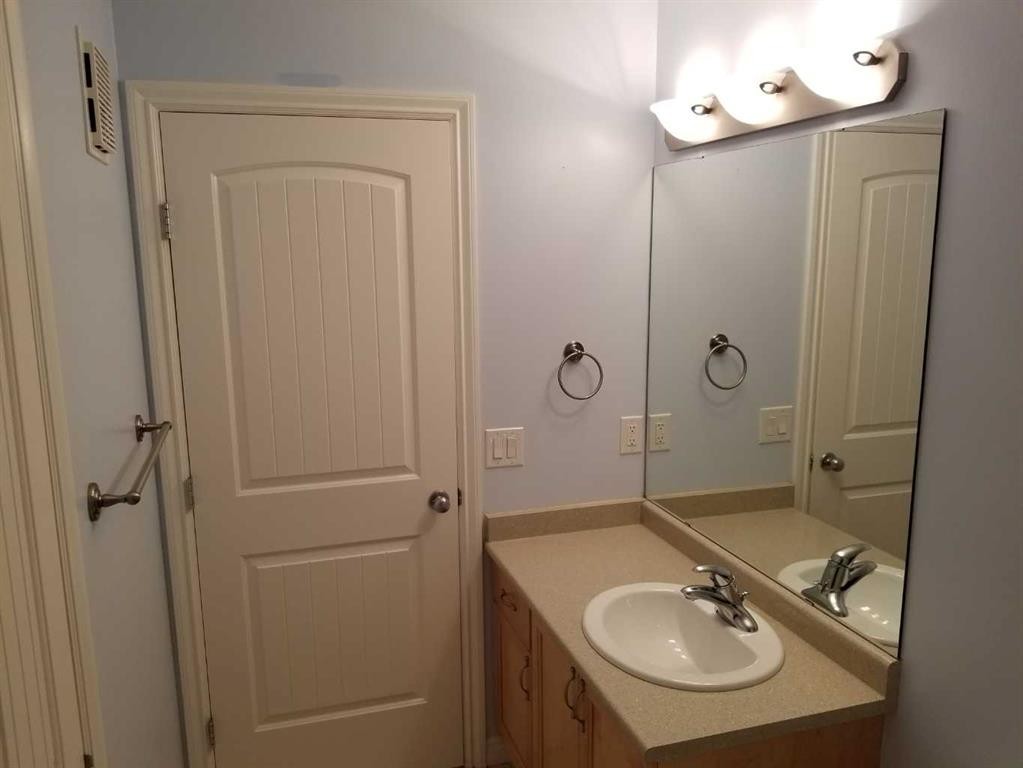 8814 114 Avenue, Grande Prairie, AB - Indoor Photo Showing Bathroom