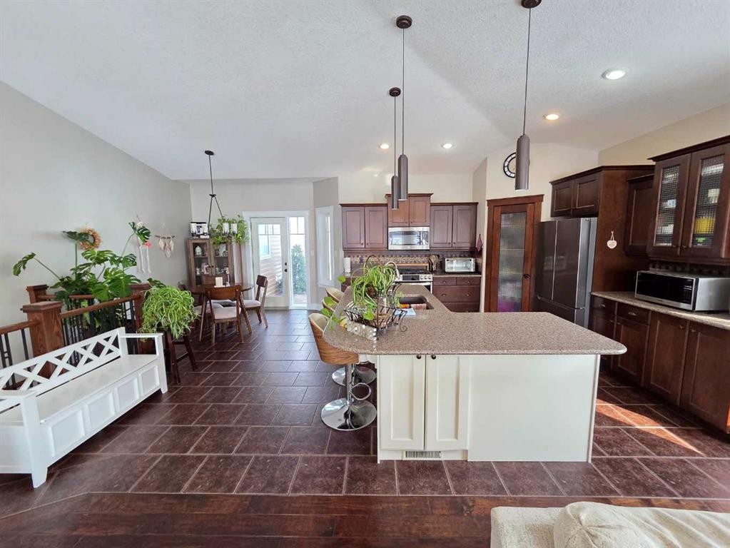 #1-63028 704 Township, Rural Grande Prairie No. 1, County Of, AB - Indoor Photo Showing Kitchen With Upgraded Kitchen