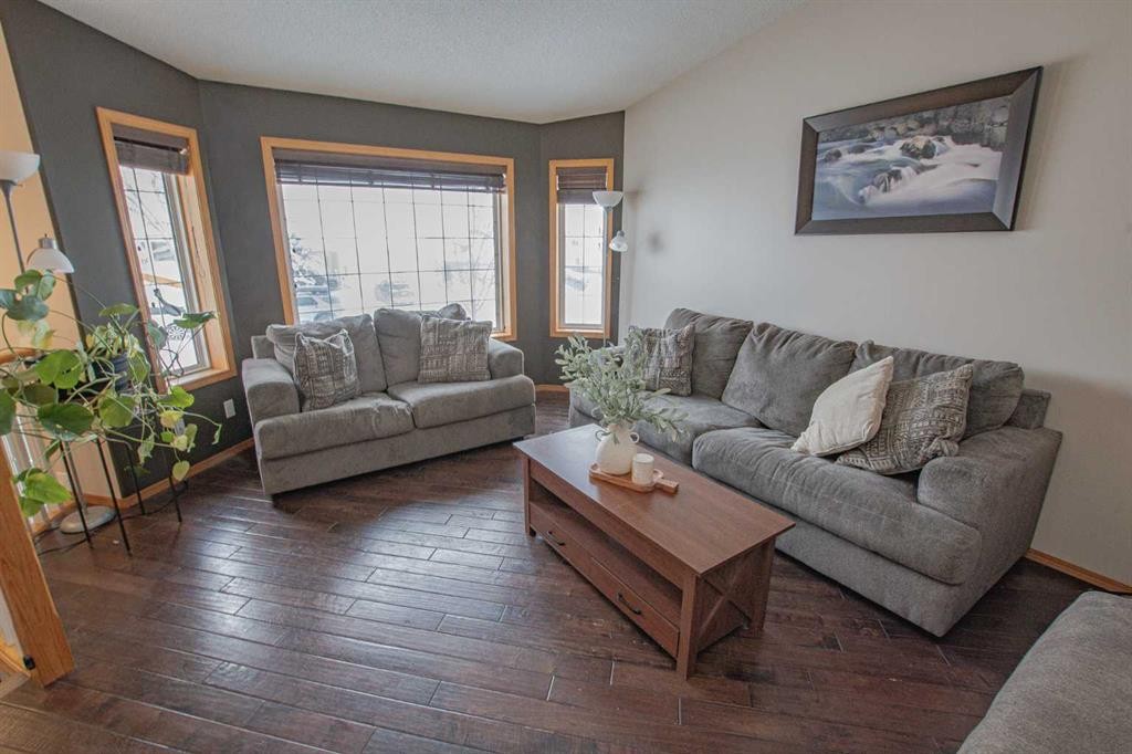 7610 106A Street, Grande Prairie, AB - Indoor Photo Showing Living Room