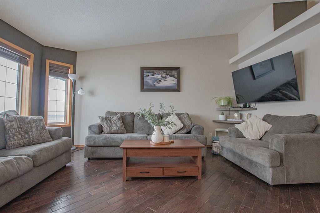 7610 106A Street, Grande Prairie, AB - Indoor Photo Showing Living Room