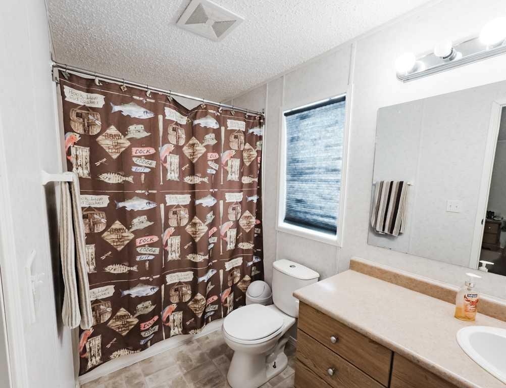 11114 98 Avenue, La Crete, AB - Indoor Photo Showing Bathroom