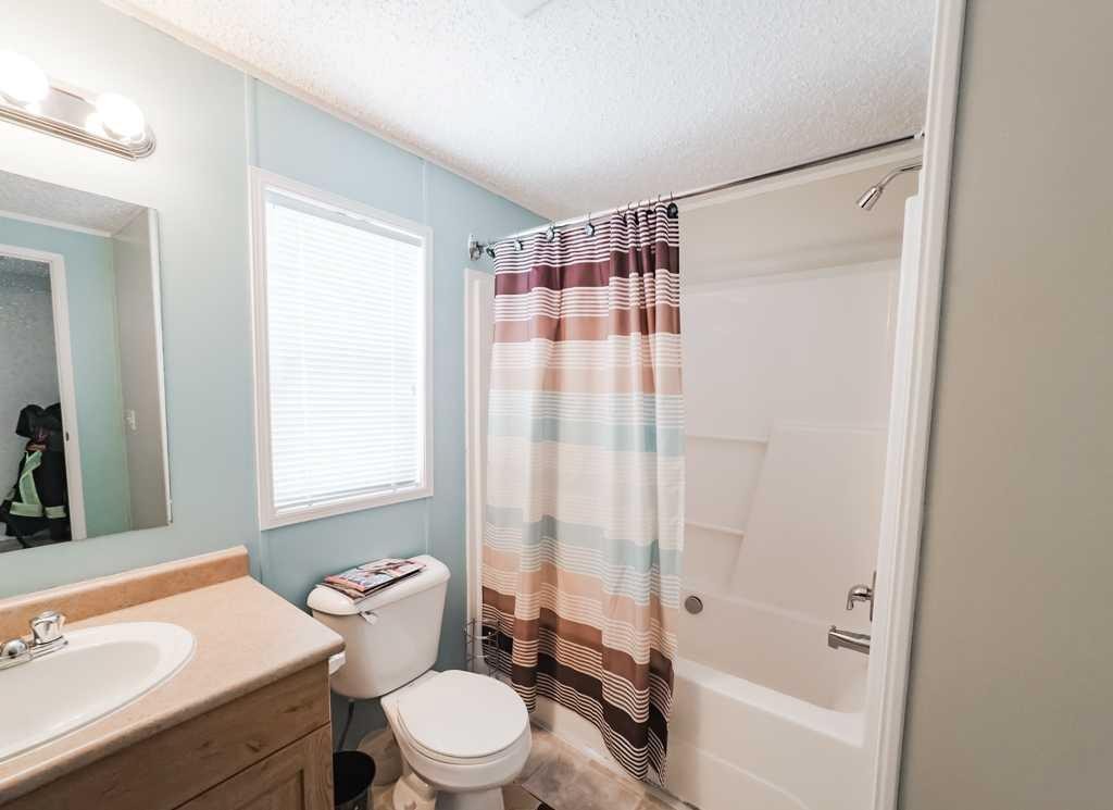 11114 98 Avenue, La Crete, AB - Indoor Photo Showing Bathroom