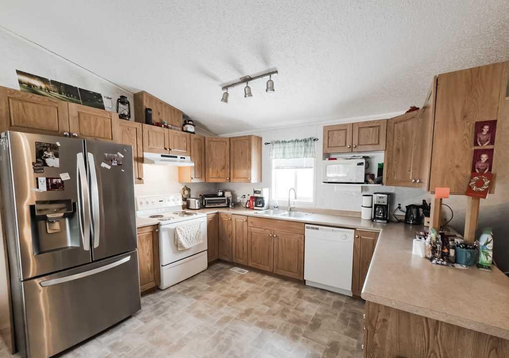 11114 98 Avenue, La Crete, AB - Indoor Photo Showing Kitchen