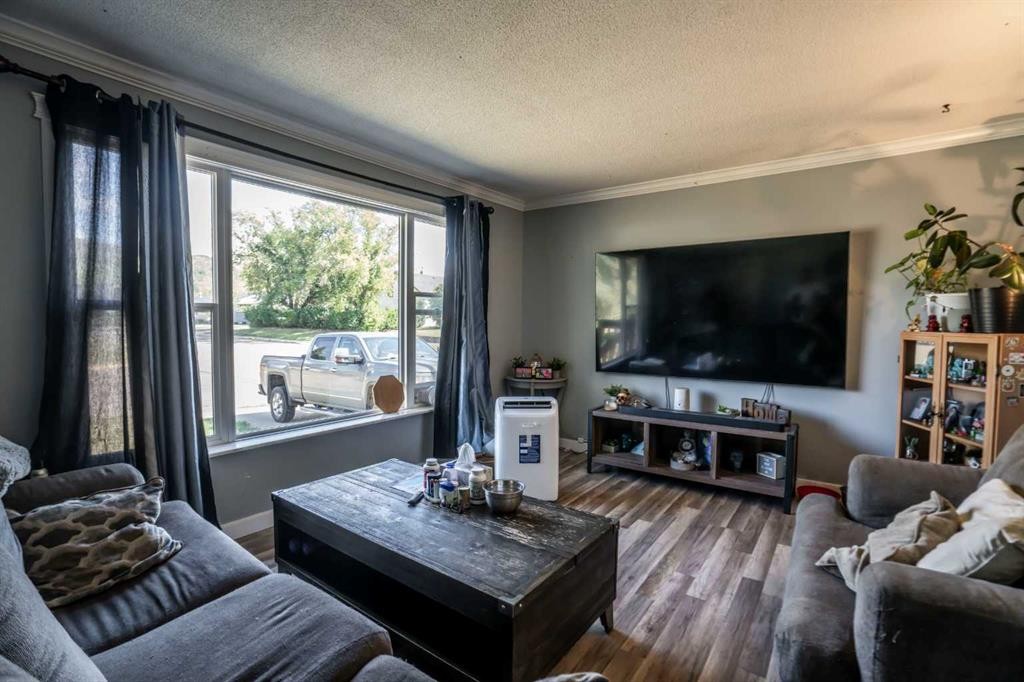 8322 95 St, Peace River, AB - Indoor Photo Showing Living Room