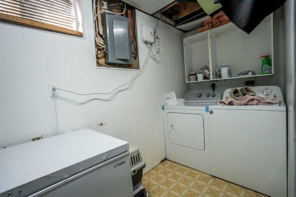 8322 95 St, Peace River, AB - Indoor Photo Showing Laundry Room