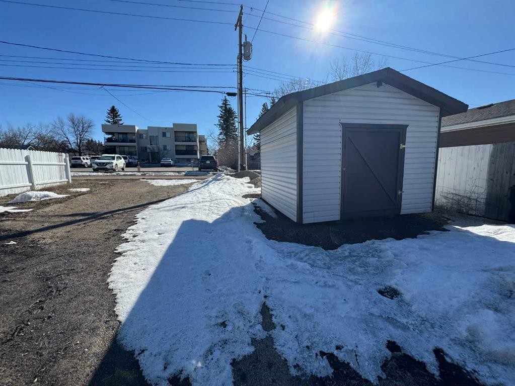 816 5Th Avenue, Beaverlodge, AB - Outdoor