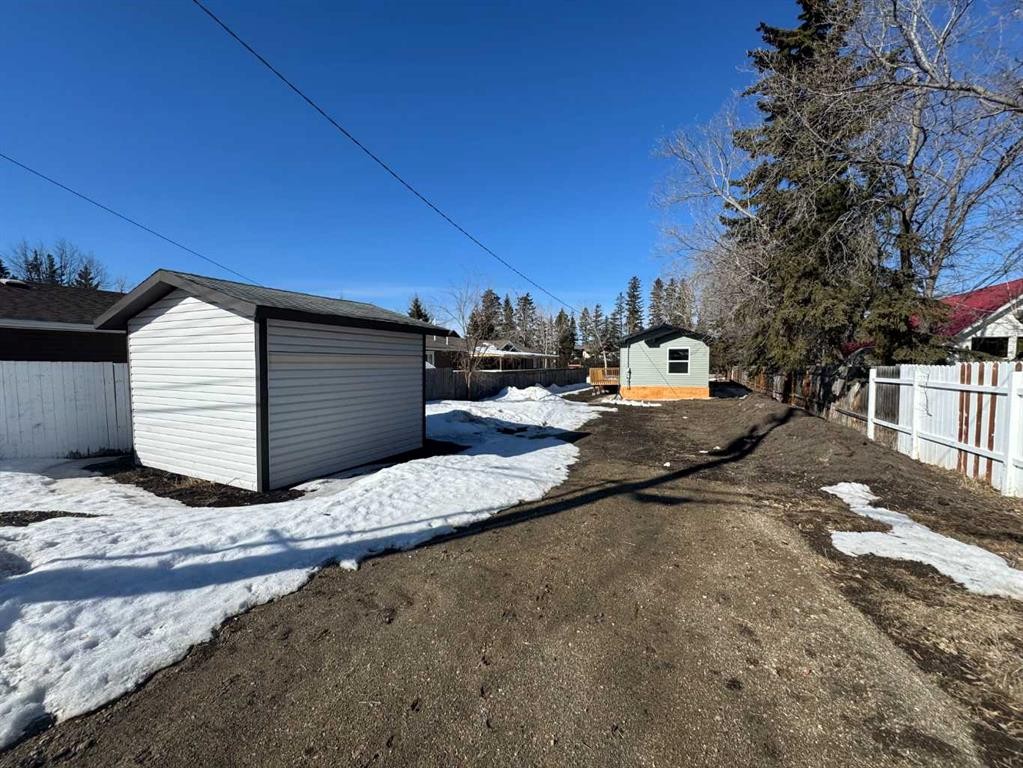 816 5Th Avenue, Beaverlodge, AB - Outdoor