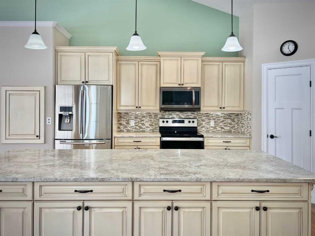 36-1049 Alberta Avenue, Debolt, AB - Indoor Photo Showing Kitchen With Upgraded Kitchen