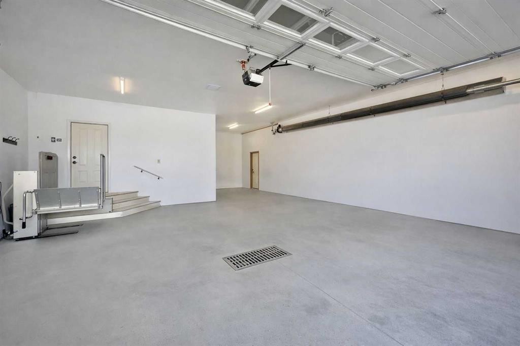 36-1049 Alberta Avenue, Debolt, AB - Indoor Photo Showing Garage