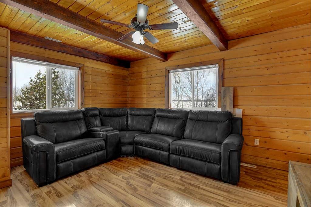 730080 Range Road 32, Teepee Creek, AB - Indoor Photo Showing Living Room
