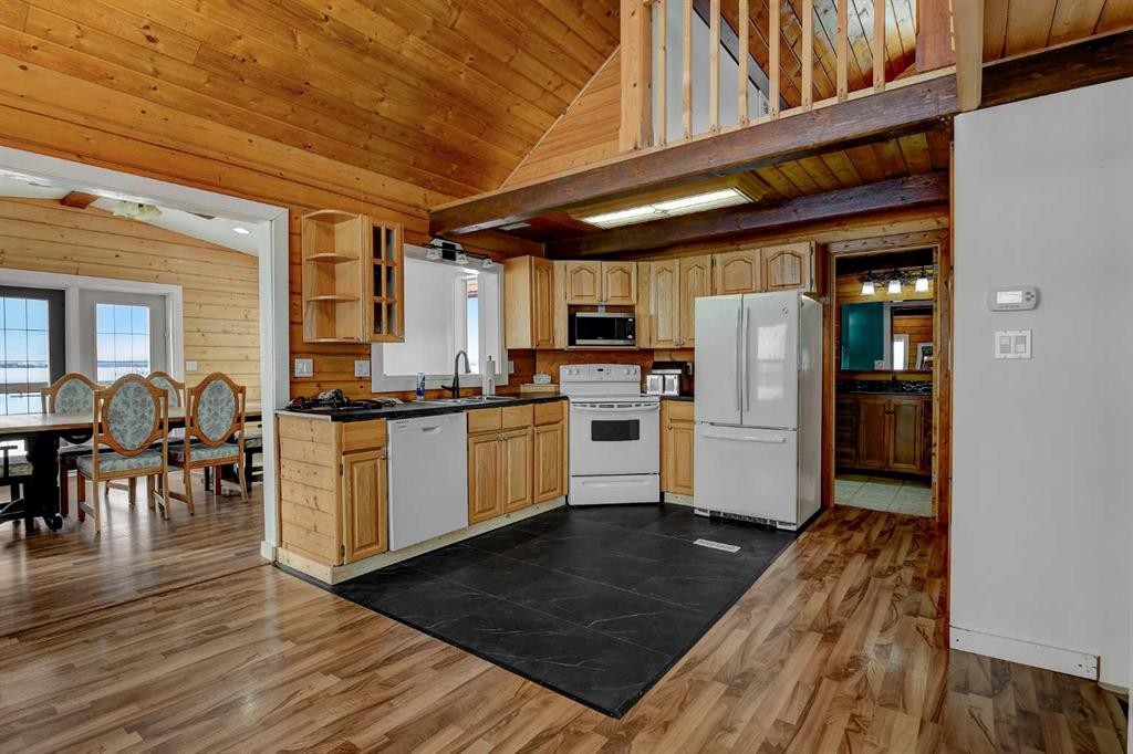 730080 Range Road 32, Teepee Creek, AB - Indoor Photo Showing Kitchen