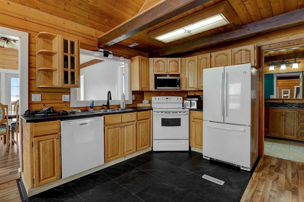 730080 Range Road 32, Teepee Creek, AB - Indoor Photo Showing Kitchen With Double Sink