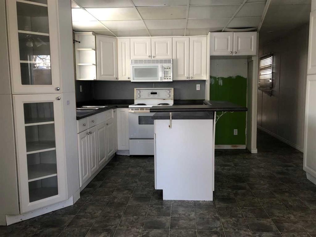 9908 105 Street, High Level, AB - Indoor Photo Showing Kitchen