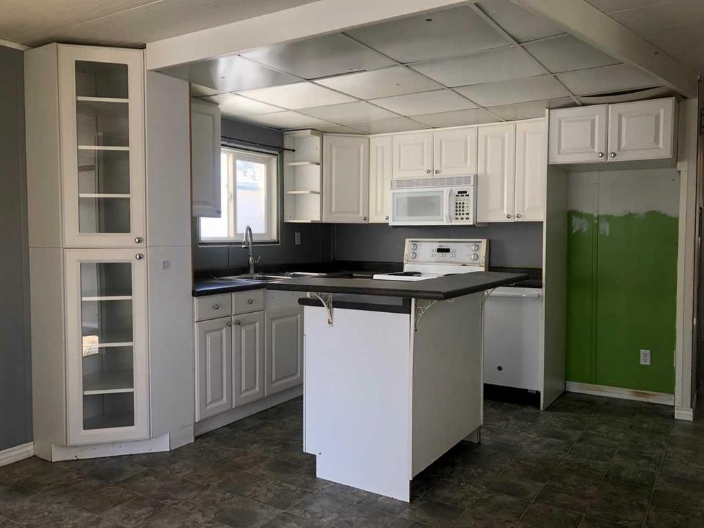 9908 105 Street, High Level, AB - Indoor Photo Showing Kitchen