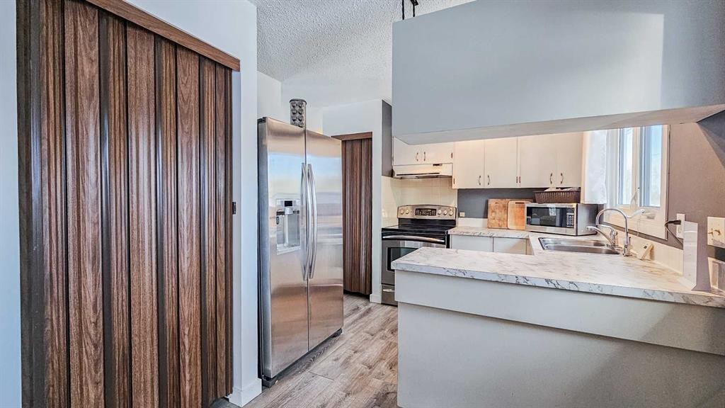 69565 Range Road 65, Grovedale, AB - Indoor Photo Showing Kitchen With Double Sink