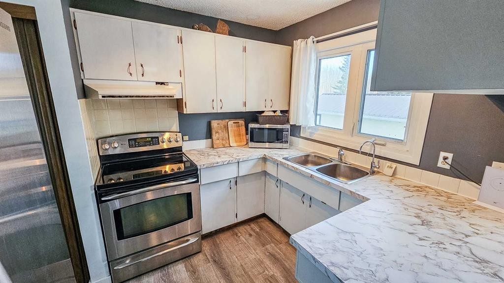 69565 Range Road 65, Grovedale, AB - Indoor Photo Showing Kitchen With Double Sink