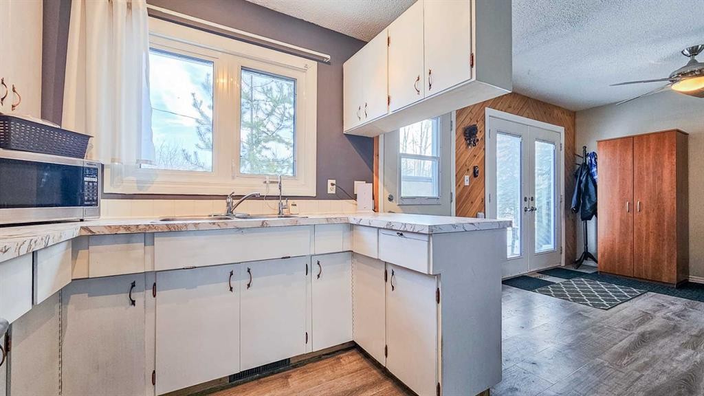 69565 Range Road 65, Grovedale, AB - Indoor Photo Showing Kitchen