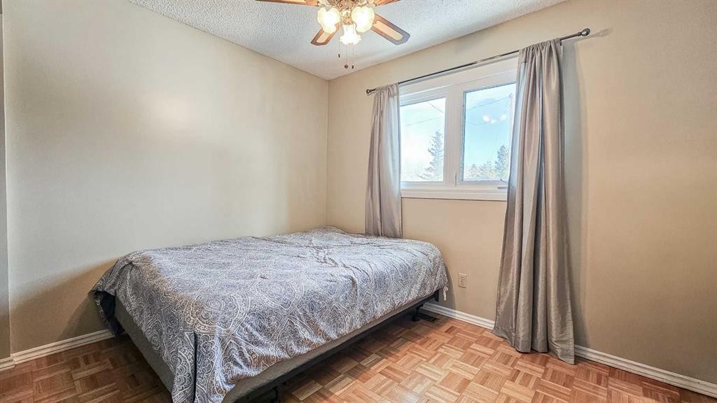 69565 Range Road 65, Grovedale, AB - Indoor Photo Showing Bedroom