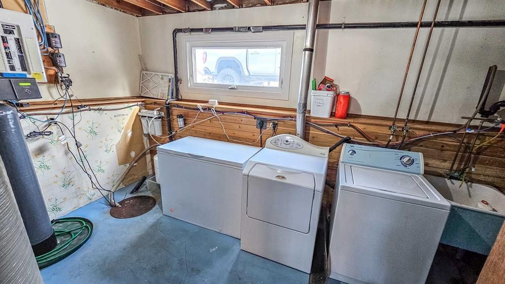 69565 Range Road 65, Grovedale, AB - Indoor Photo Showing Laundry Room