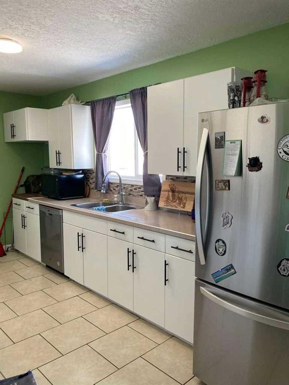 3 Boyer Close, High Level, AB - Indoor Photo Showing Kitchen With Double Sink