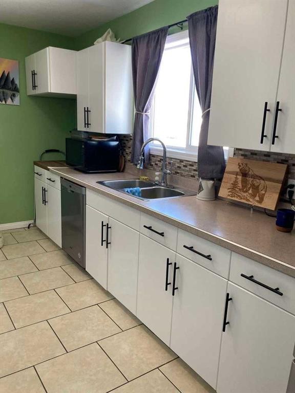 3 Boyer Close, High Level, AB - Indoor Photo Showing Kitchen With Double Sink