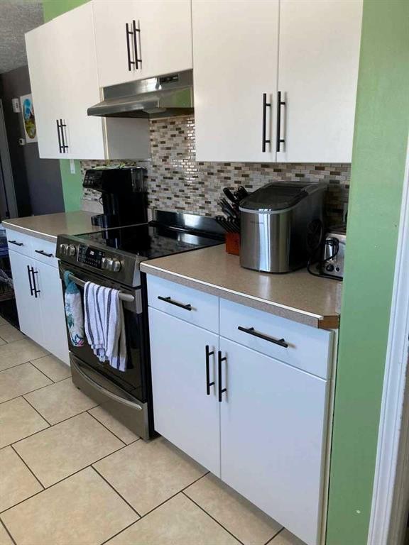 3 Boyer Close, High Level, AB - Indoor Photo Showing Kitchen