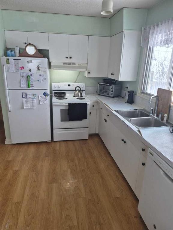 5003 42 Avenue, Valleyview, AB - Indoor Photo Showing Kitchen With Double Sink