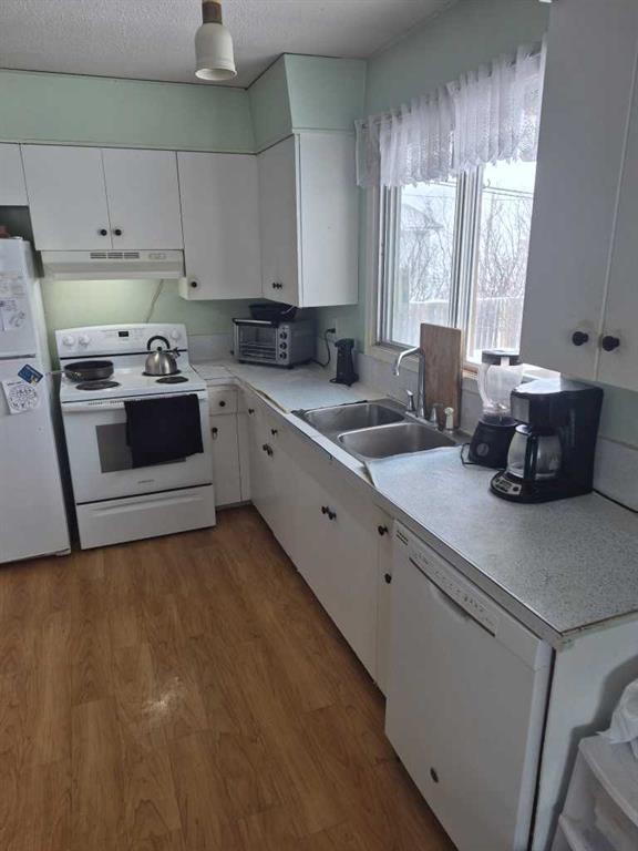 5003 42 Avenue, Valleyview, AB - Indoor Photo Showing Kitchen With Double Sink