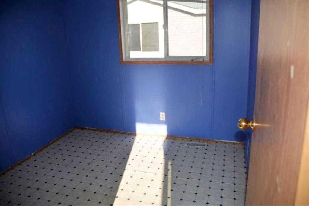 9718 108 Avenue, Clairmont, AB - Indoor Photo Showing Bedroom